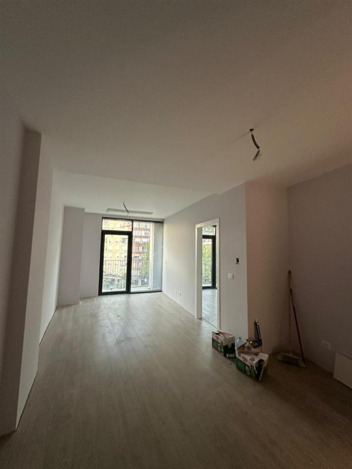 Tirane, jepet me qera zyre Kati 2, 67 m² 700 € (Lake View)