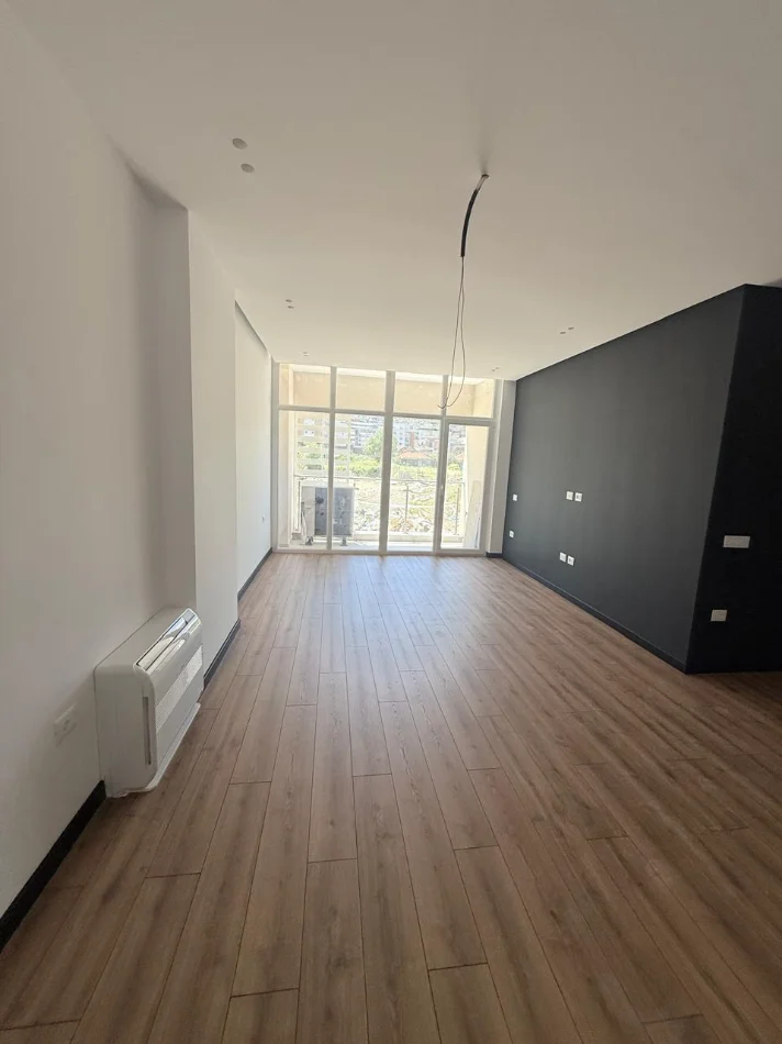 Tirane, jepet me qera zyre Kati 3, 75 m² 700 € (KIKA 2 KOMUNA PARISIT)
