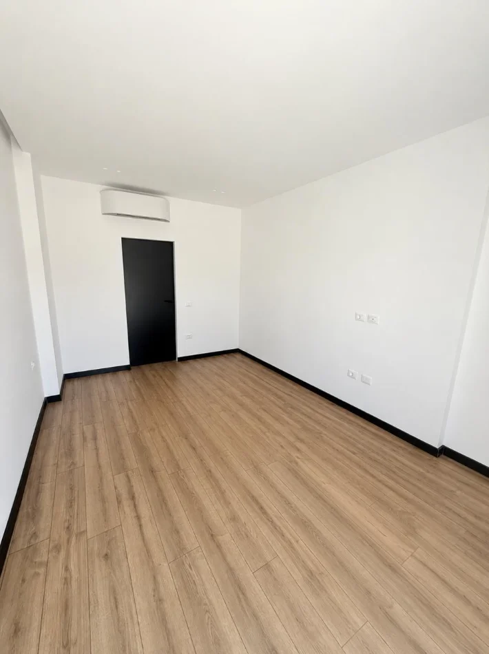 Tirane, jepet me qera zyre Kati 3, 75 m² 700 € (KIKA 2 KOMUNA PARISIT)