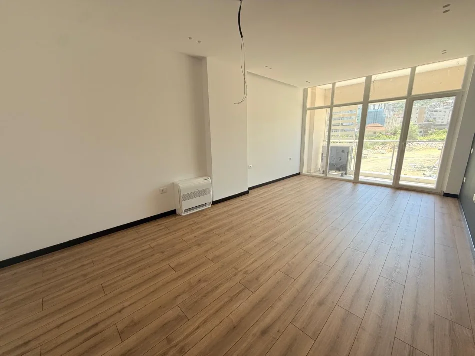 Tirane, jepet me qera zyre Kati 3, 75 m² 700 € (KOMUNA PARISIT)