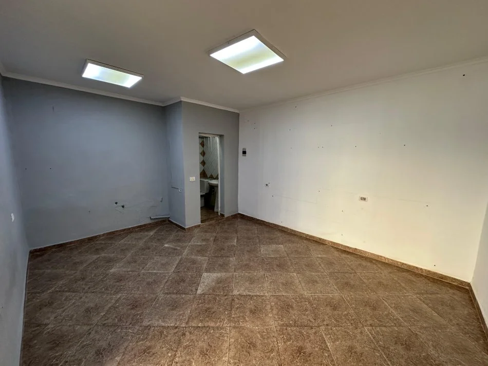 Tirane, jepet me qera dyqan Kati 0, 26 m² 300 € (Rruga Siri Kodra)