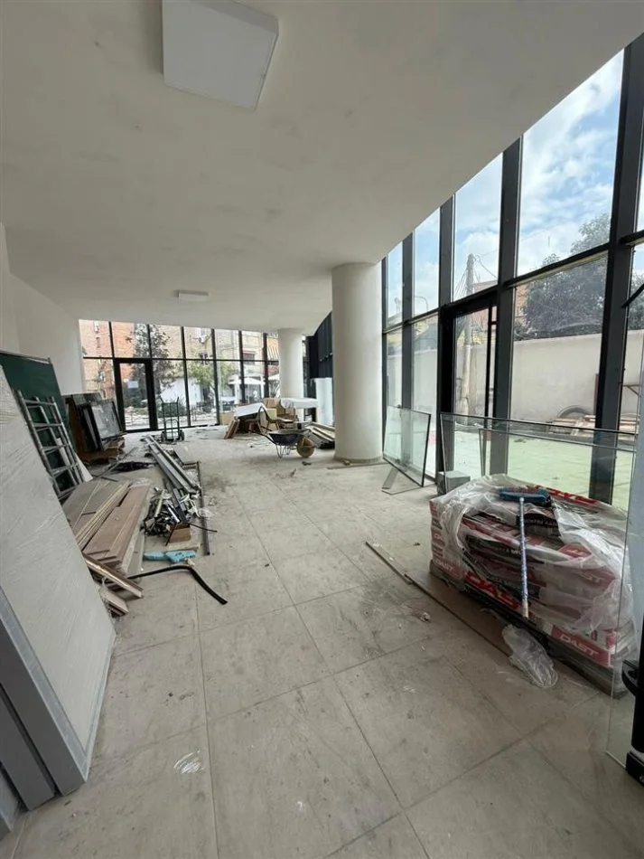 Tirane, jepet me qera dyqan Kati 0, 120 m² 2.700 € (MINE PEZA)