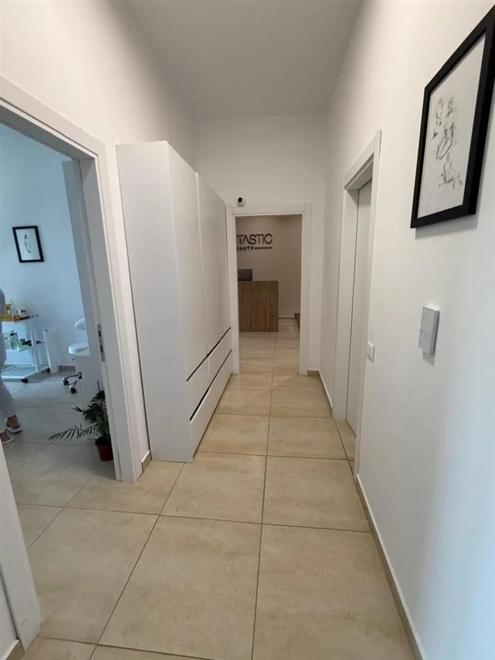 Tirane, jepet me qera zyre Kati 1, 100 m² 950 € (SQUARE 21)