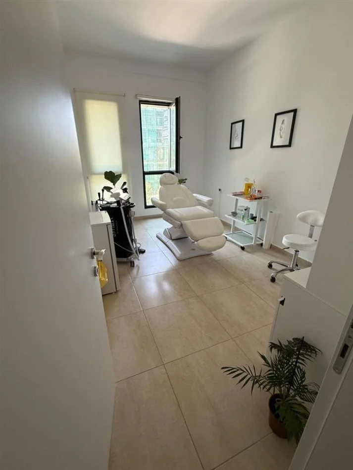 Tirane, jepet me qera zyre Kati 1, 100 m² 950 € (SQUARE 21)