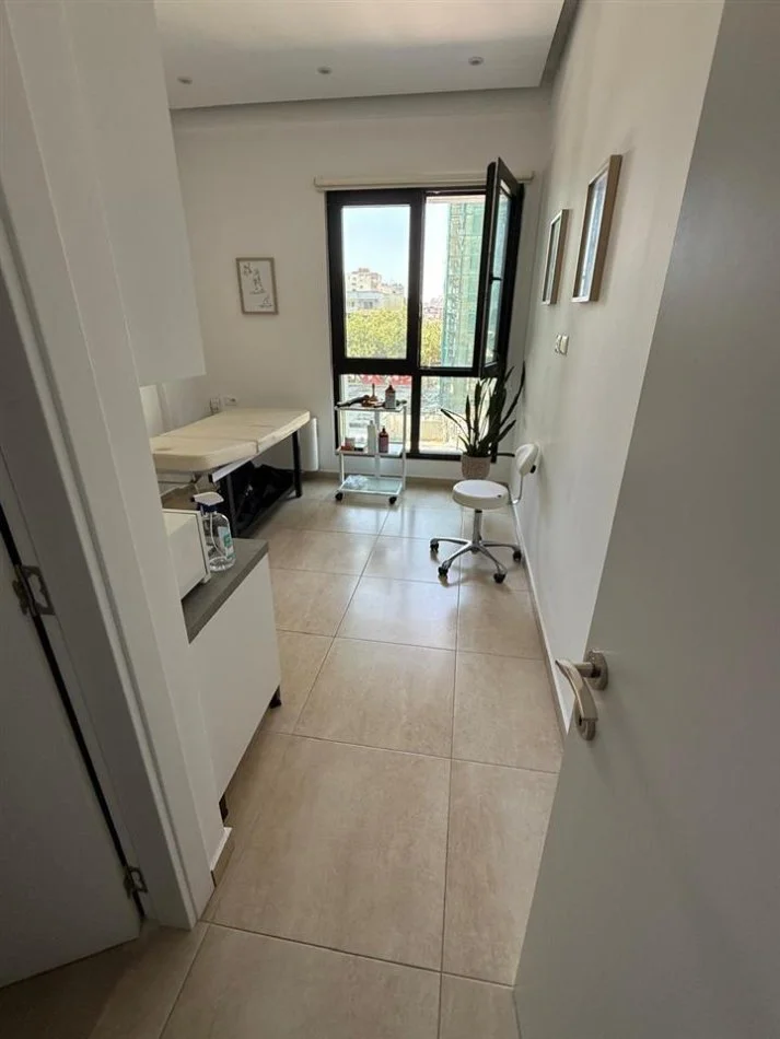 Tirane, jepet me qera zyre Kati 1, 100 m² 950 € (SQUARE 21)