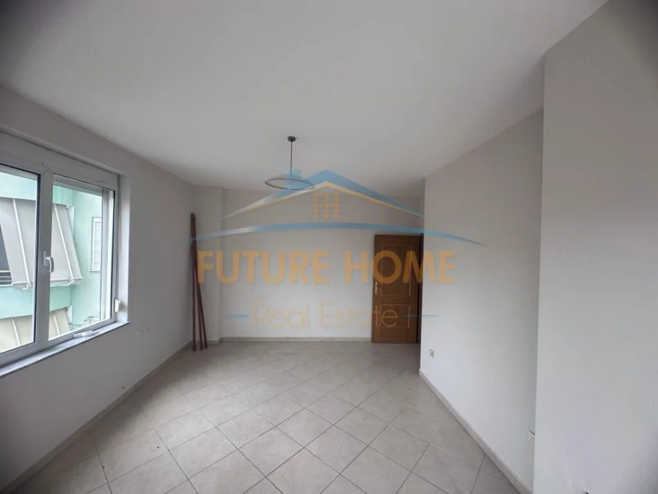 Tirane, jepet me qera Kati 3, 115 m² 800 € (Rruga e Kavajes)