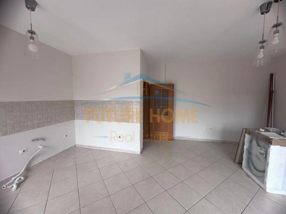 Tirane, jepet me qera Kati 3, 115 m² 800 € (Rruga e Kavajes)