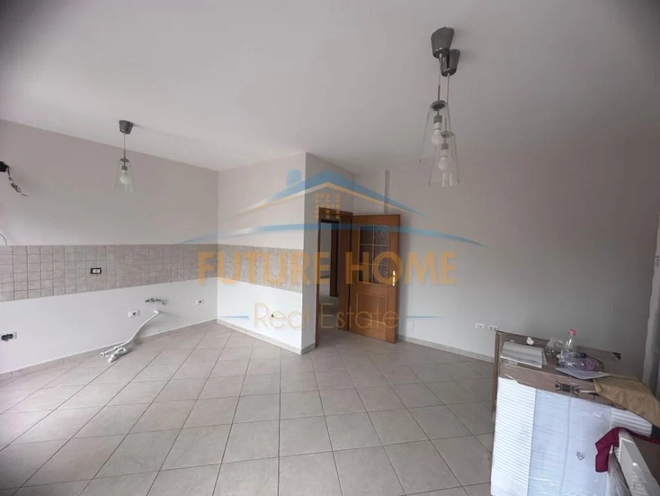 Tirane, jepet me qera Kati 3, 115 m² 800 € (Rruga e Kavajes)