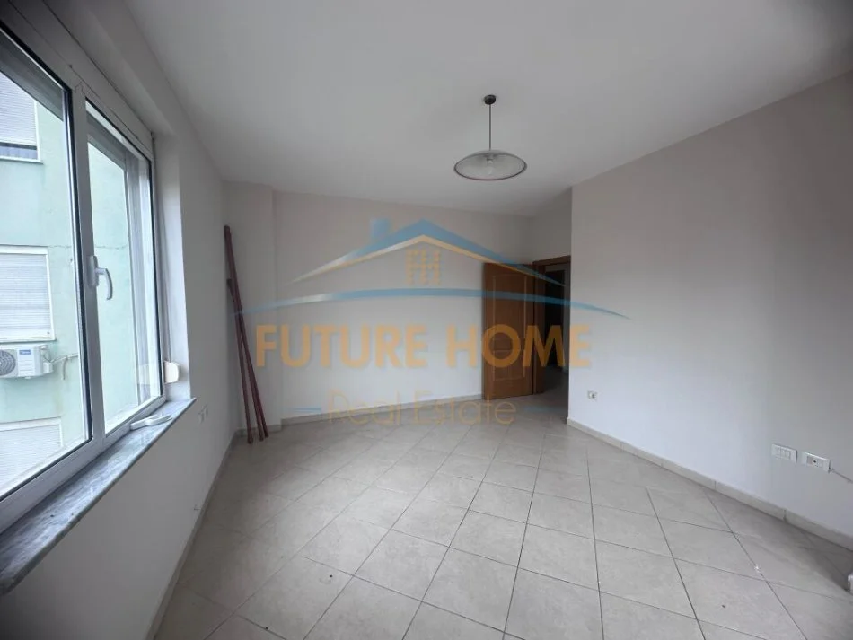 Tirane, jepet me qera Kati 3, 115 m² 800 € (Rruga e Kavajes)