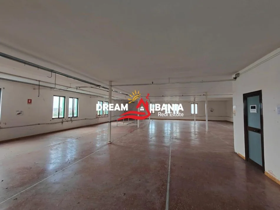 Tirane, jepet me qera ambjent biznesi Kati 3, 740 m² 2.800 € (tek Ish Frigoriferi, rruga “Siri Kodra”)