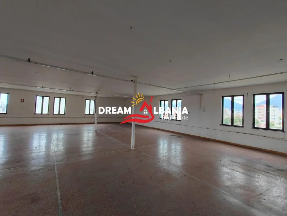Tirane, jepet me qera ambjent biznesi Kati 3, 740 m² 2.800 € (tek Ish Frigoriferi, rruga “Siri Kodra”)