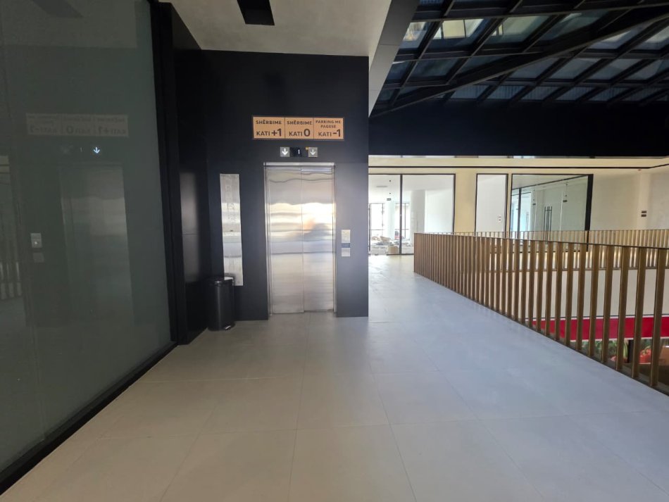 ME QIRA : Ambient Biznesi Buze Rruges Kryesore ✨️ Rez. Golden Tower, Mine Peza - Qender📍| 800€ / Muaj 🔥