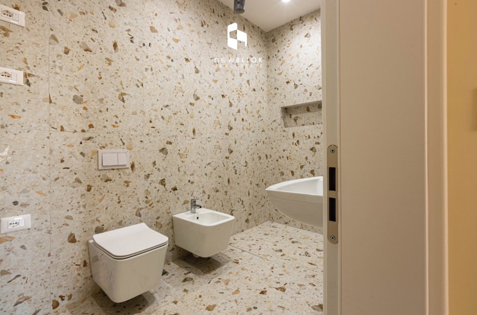 Tirane, jepet me qera ambjent biznesi Kati 18, 77 m² 85,000All/Muaj || (Rruga e Kavajes, Garden Building)