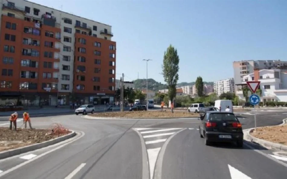 Tirane, shitet dyqan , 100 m² 200.000 € (YZBERISHT)