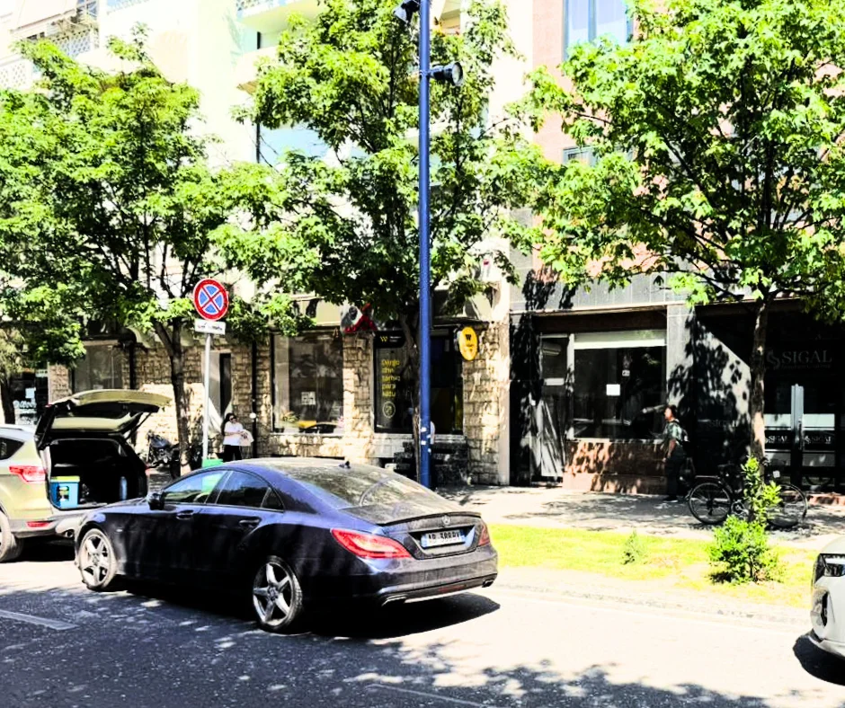 Tirane, jepet me qera dyqan Kati 0, 32 m² 1.800 € (Qendër)