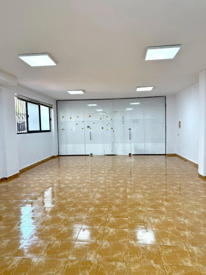 🔵 Jepet me Qira : Dyqan 65m², Sipër Kristal Center - Tek Nest Cafe ( Buzë Rrugës Dytësore të Autostradës)📍Kati 0, Fasadë Xhami - i sapo investuar 🧨