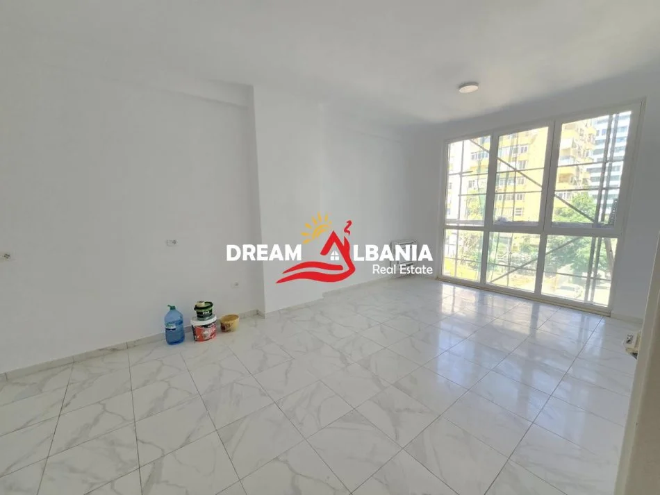 Tirane, jepet me qera zyre Kati 3, 111 m² 1.200 € (prane Square 21 rruga e Kavajes)