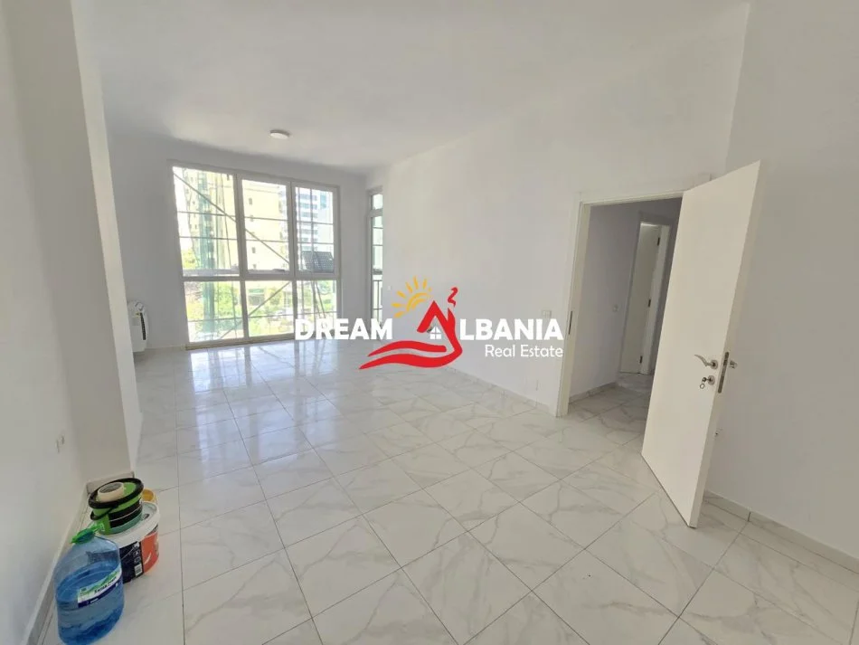 Tirane, jepet me qera zyre Kati 3, 111 m² 1.200 € (prane Square 21 rruga e Kavajes)