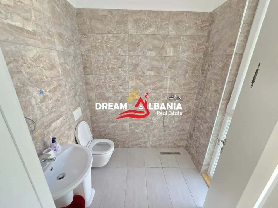 Tirane, jepet me qera zyre Kati 3, 111 m² 1.200 € (prane Square 21 rruga e Kavajes)