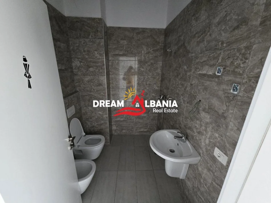 Tirane, jepet me qera zyre Kati 2, 111 m² 1.200 € (rruga e kavajes)