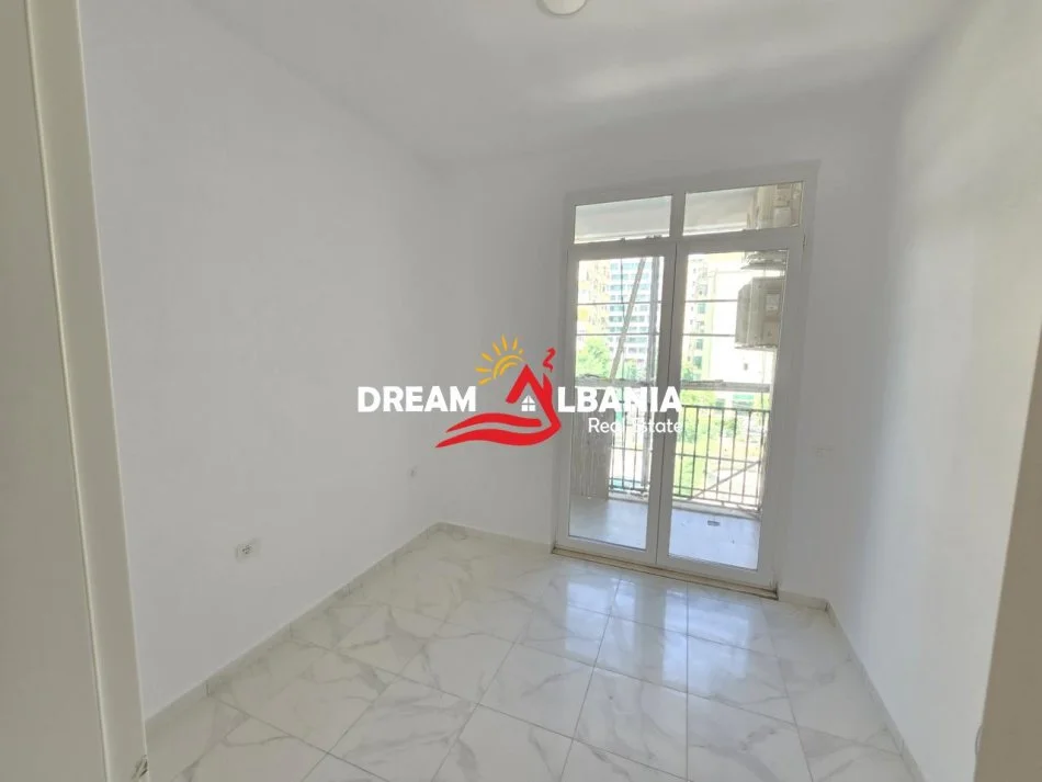 Tirane, jepet me qera zyre Kati 3, 111 m² 1.200 € (prane Square 21 rruga e Kavajes)