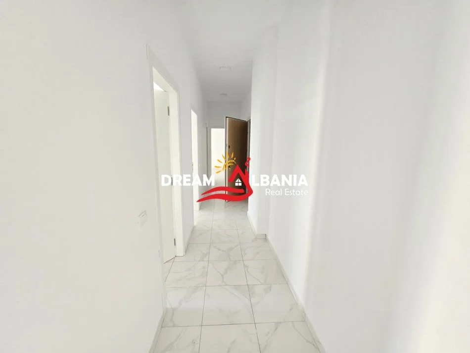 Tirane, jepet me qera zyre Kati 3, 111 m² 1.200 € (prane Square 21 rruga e Kavajes)