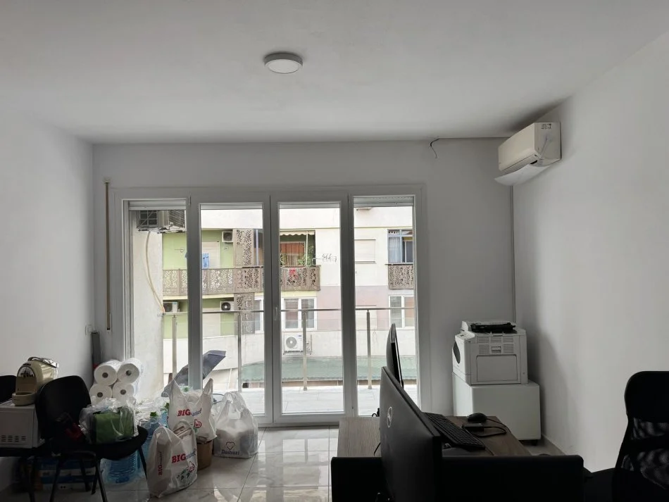 Tirane, Me Qera Ambjent/Apartam për sutido të ndryshme, zyra, calll-center, klinike...etj, në kat 5,pallat ri, 12 kate, sip.55m², qera 500 €/muaj, tek Ring-Center, Zogu i Zi, pranë pallait të sportit "Asllan Rusi", në rrugën "Dritan Hoxha", 300m nga qendra Tiranës.