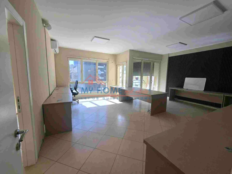 Tirane, jepet me qera zyre Kati 3, 140 m² 105.000 € (Rruga Karl Gega)