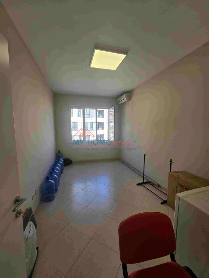 Tirane, jepet me qera zyre Kati 3, 140 m² 105.000 € (Rruga Karl Gega)