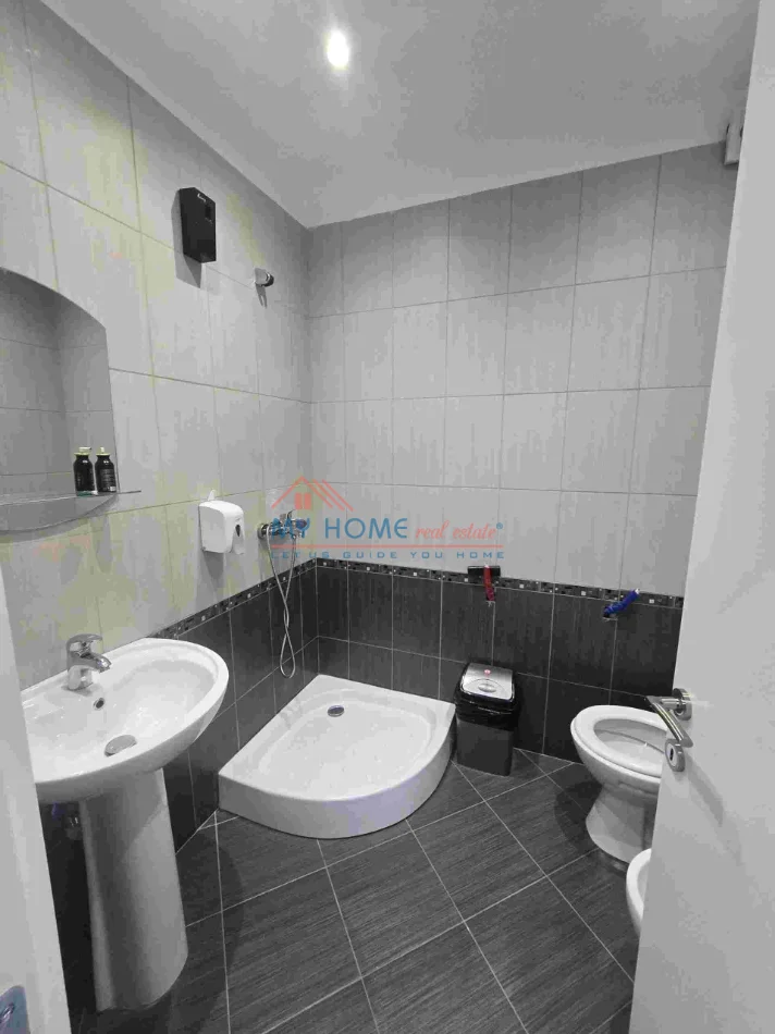 Tirane, jepet me qera zyre Kati 3, 140 m² 105.000 € (Rruga Karl Gega)