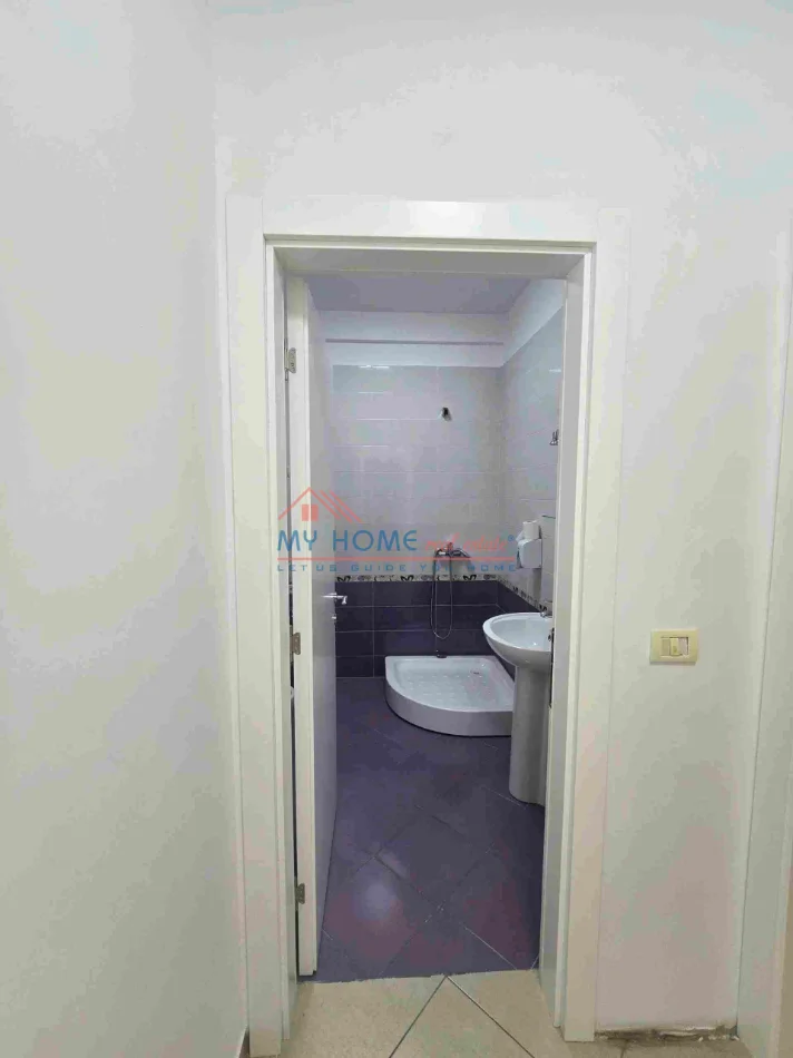 Tirane, jepet me qera zyre Kati 3, 140 m² 105.000 € (Rruga Karl Gega)