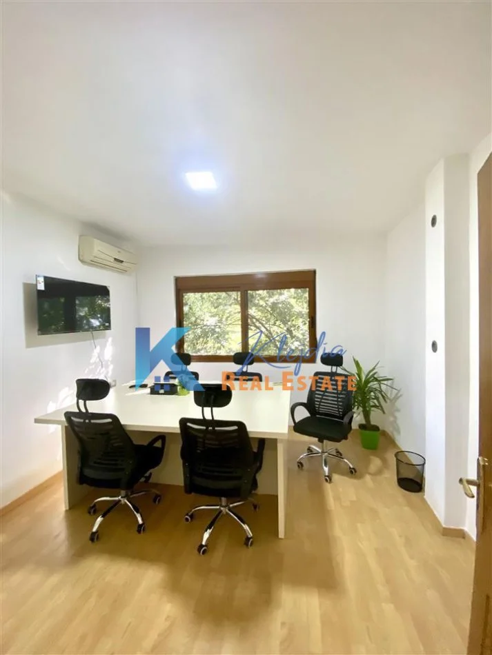 Tirane, jap me qera zyre Kati 2, 70 m² 85.000 Leke (Qender, 9 Katshet)