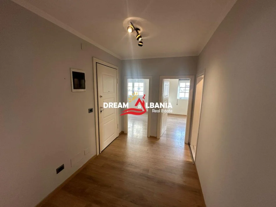 Tirane, jepet me qera zyre, 80 m² 720 €