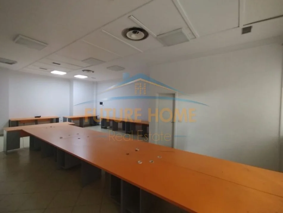 Tirane, jepet me qera ambjent biznesi , Kati 2, 165 m² 2,000 € (Ruga e Kavajes)