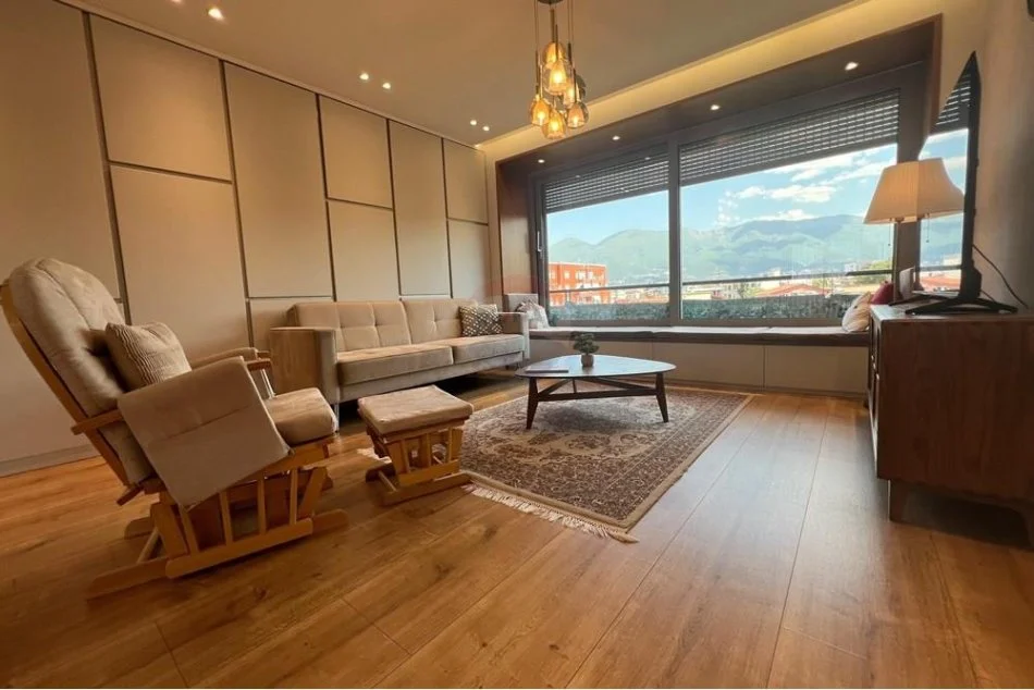 Shqiperi, jepet me qera 2+1+Ballkon Kati 3, 1.200 m² 1.200 € (Ambasada Amerikane)