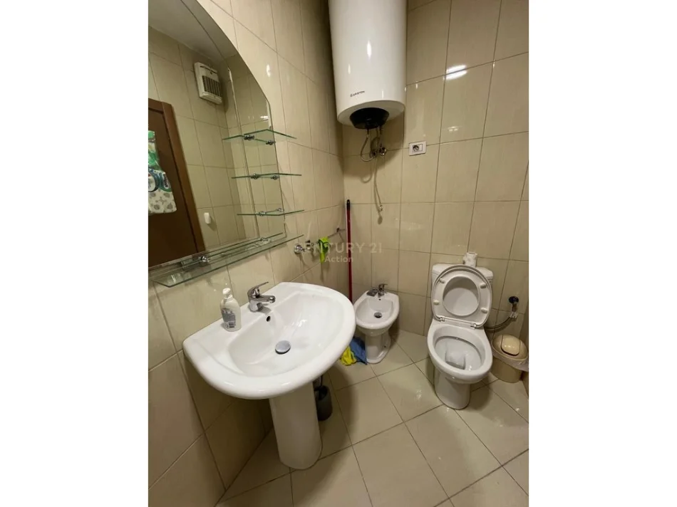 Tirane, jepet me qera apartament 1+1 Kati 10, 70 m² 650 € (JAPIM ME QIRA APARTAMENT 1+1,AMBASADA AMERIKANE!)