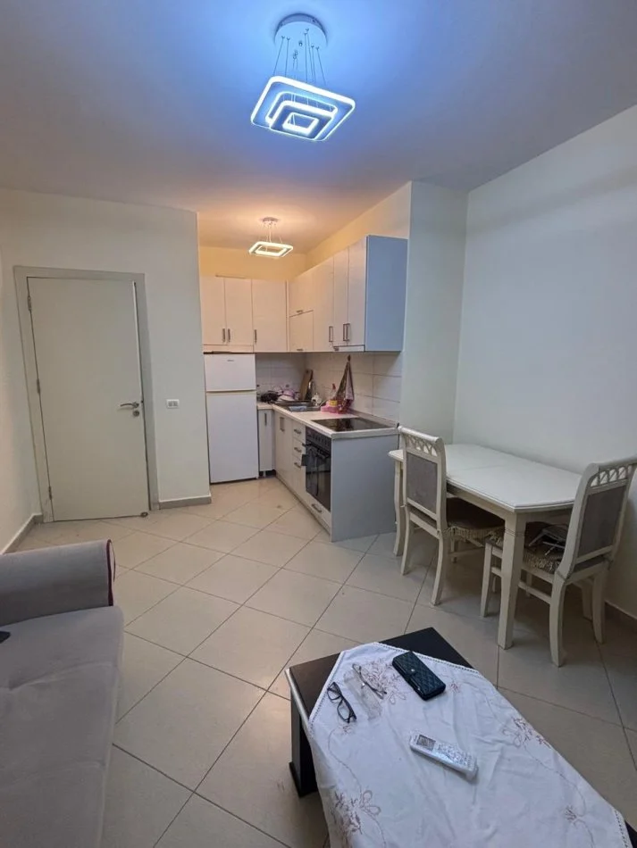 Tirane, jepet me qera apartament 1+1+Ballkon Kati 5, 65 m² 500 € (Rruga e Dibres)