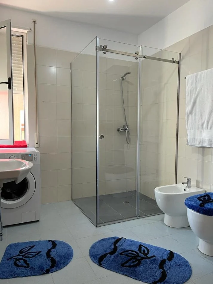 Tirane, jepet me qera apartament 2+1+Ballkon Kati 4, 105 m² 500 € 