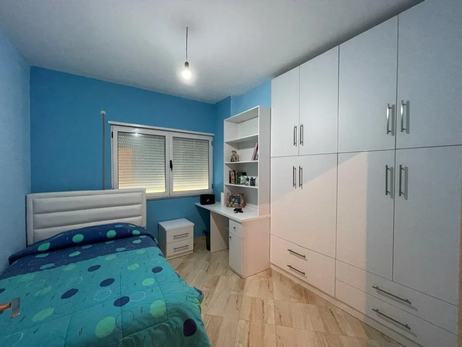 Tirane, jepet me qera apartament 2+1+Ballkon Kati 4, 105 m² 500 € 