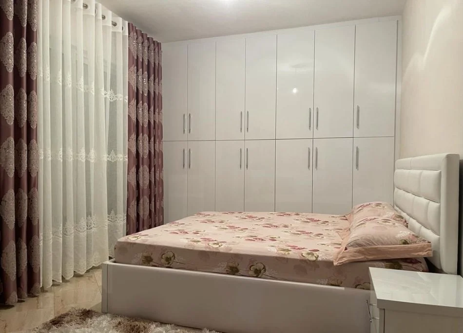 Tirane, jepet me qera apartament 2+1+Ballkon Kati 4, 105 m² 500 € 
