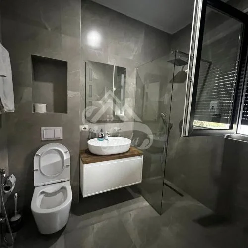 Tirane, shitet apartament 3+1 Kati 1, 220 m² 396.000 € (rrethrotullimi i kinostudios)