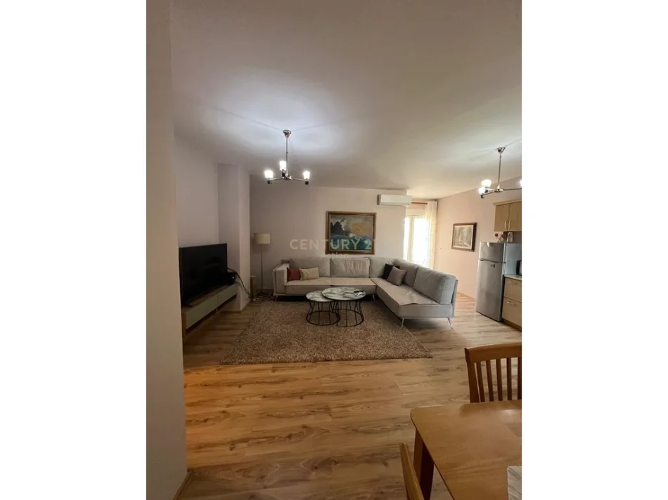 Tirane, jepet me qera apartament 1+1 Kati 10, 70 m² 650 € (JAPIM ME QIRA APARTAMENT 1+1,AMBASADA AMERIKANE!)