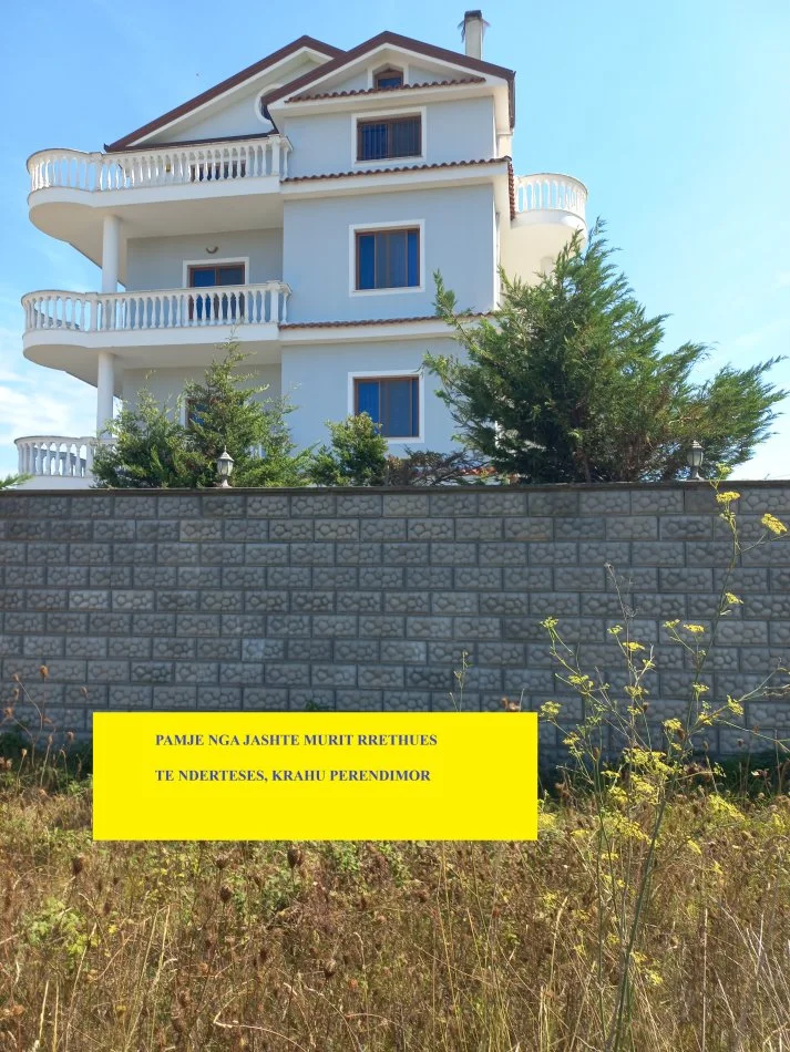 Golem-Mali-Robit- Kavaje: Shitet, vilë-ndërtes e mirembajtur, e kompletuar, mobiluar dhe funksionale,  me 3-kate, + papafingu, në sipëfaqe toke prej 740m2, sipërfaqe e ndërtuar 460m2, cmimi 650'000 €, diskutushëm, 650m nga Plazhi Qarretit e Golemit, 5.5km nga Kavaja, 12 km nga Amfiteatri  Durrsit.