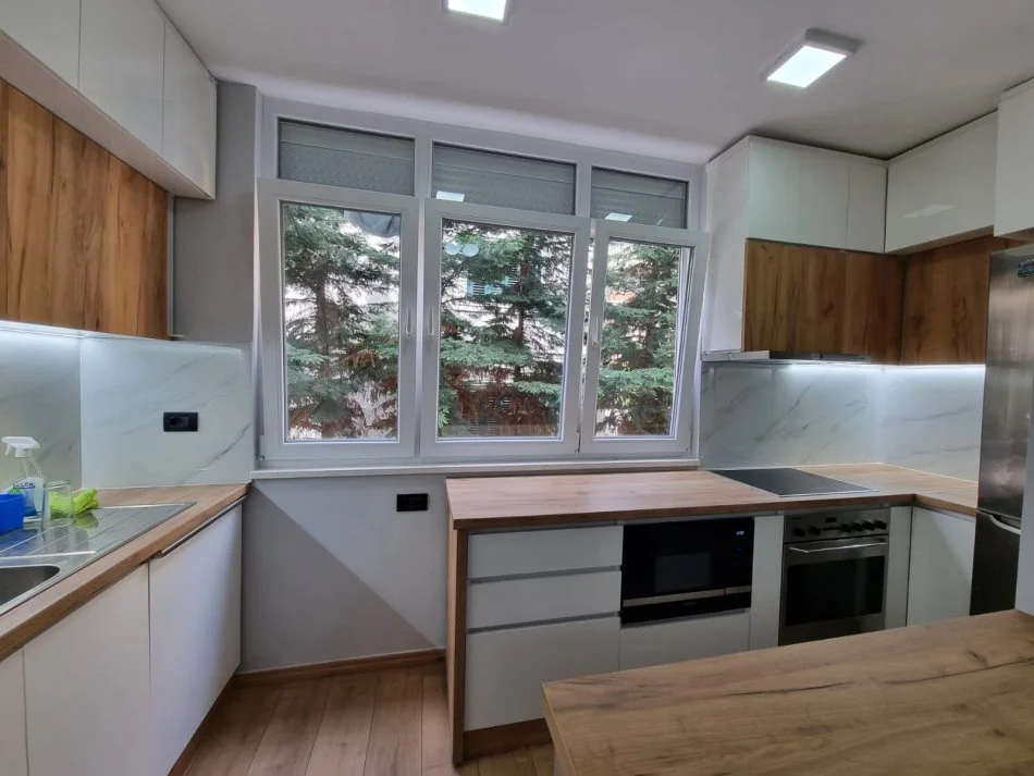 Tirane, jepet me qera apartament 1+1+Aneks Kati 2, 60 m² 600 € (Rruga Myslym Shyri)