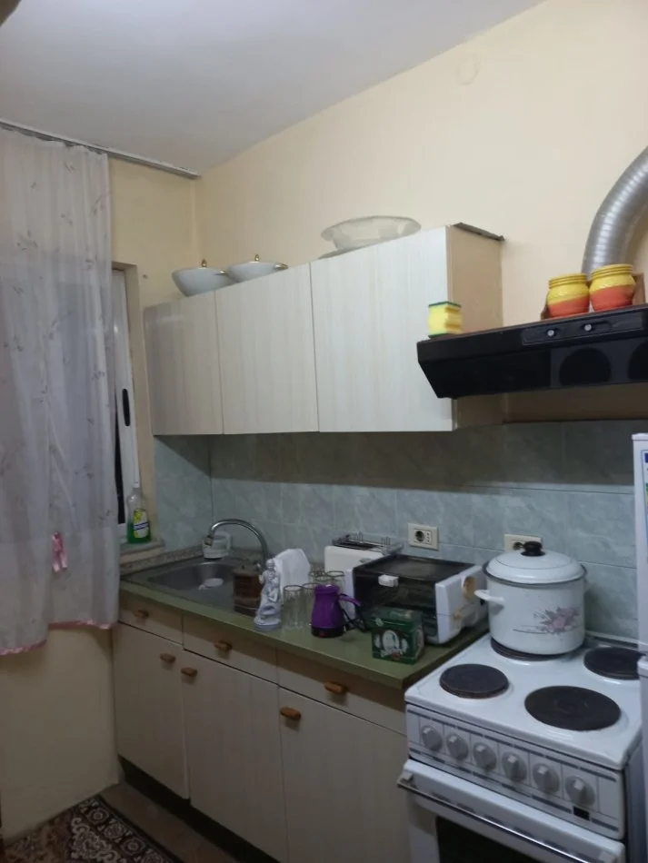 Tirane,Me Qera Apartament mobiluar,tipit 1+1,kat 4, sipërfaq 55m², qera 35'000 Leke/muaj, ne nje pallat ekzisteues tullë kuqe, me 5-kate, afër Brylit, blv B.Curri / rr.Hodo Beg. 30m nga Ura e Brrylit kryqëzimi me rr."Kont Leopold Bertold",8-minuta në këmbë nga Parlamenti / Ura/ rr.Elbasanit Tirane