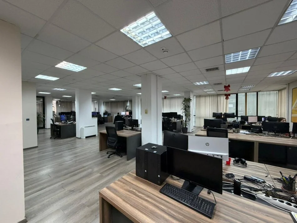 Tirane, jepet me qera zyre Kati 7, 330 m² 594.000 € (Qender)
