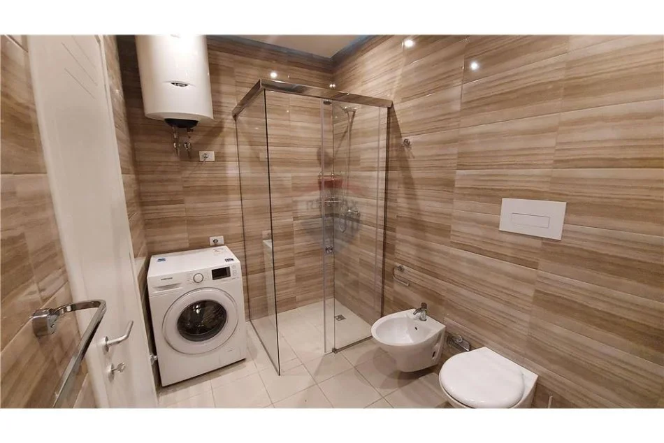 Tirane, jepet me qera apartament 1+1+Aneks+Ballkon Kati 7, 64 m² 500 € (Tower Bridge 3)