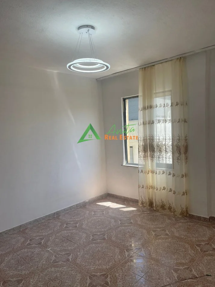 Tirane, jepet me qera apartament 1+1+Ballkon, Pallati me Shigjeta 350 €