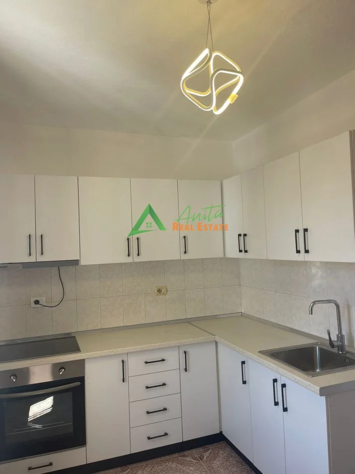 Tirane, jepet me qera apartament 1+1+Ballkon, Pallati me Shigjeta 350 €