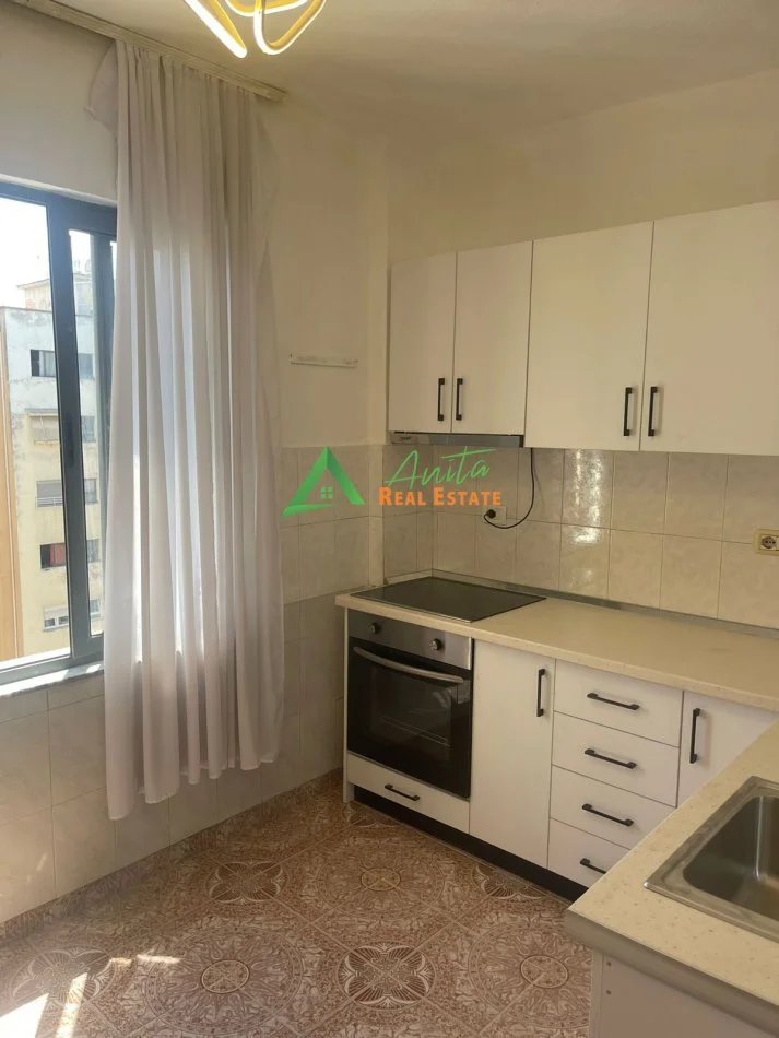 Tirane, jepet me qera apartament 1+1+Ballkon, Pallati me Shigjeta 350 €